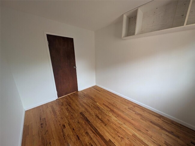 Foto del edificio - 77-03 24th Ave