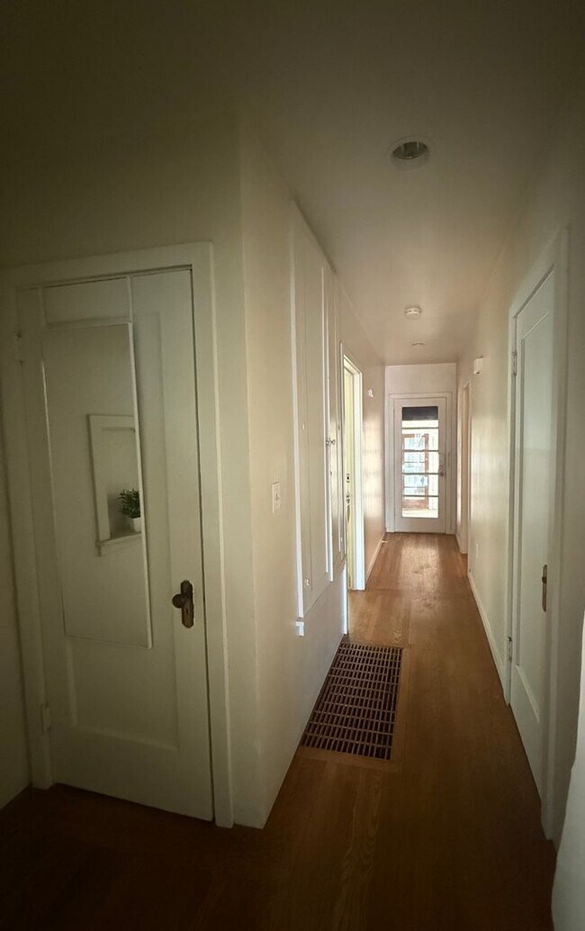 Foto del edificio - Large Home steps from UCD!-October Rent Free