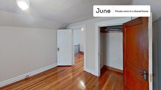 Foto del edificio - Private bedroom in 4 bed/1 bath Home