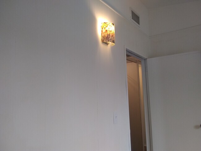 Building Photo - 406 Edgewood Dr