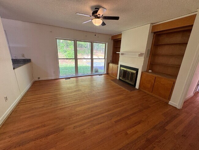 Foto del edificio - 4 bed & 3 full bath - Perfect for families and students