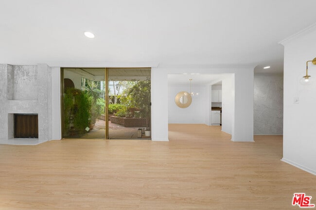 Building Photo - 406 N Oakhurst Dr