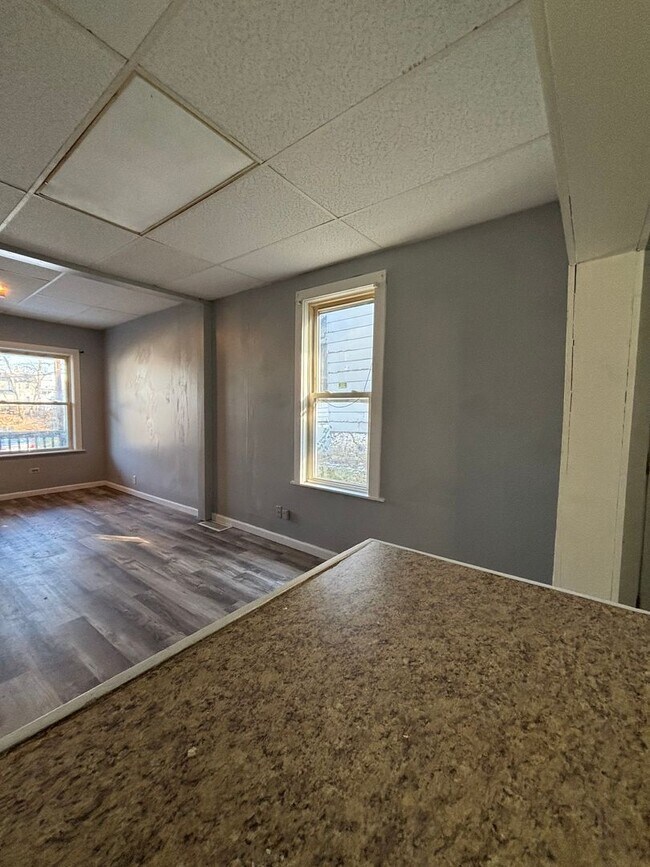 Building Photo - 2 Bedroom 1 Bath (Duplex)