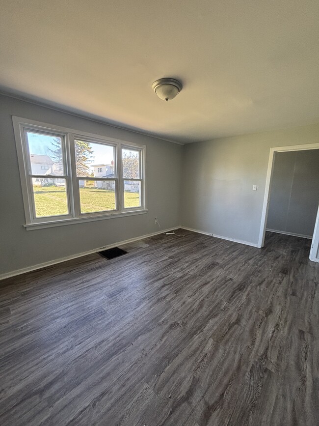 Building Photo - 3 Bedroom Townhome