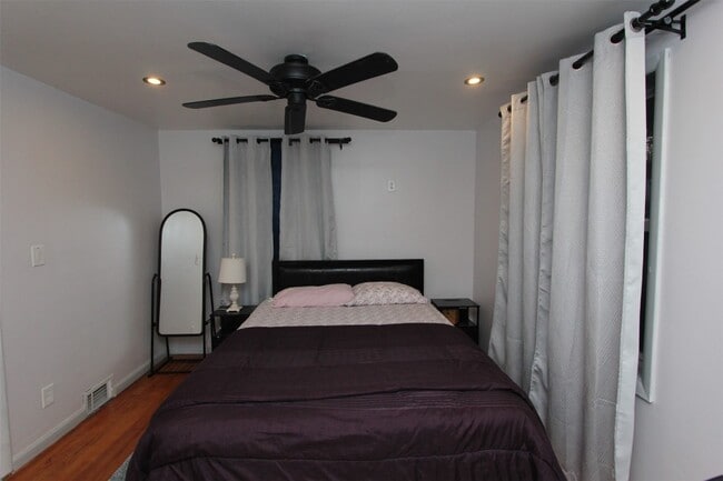 Building Photo - 701 Delano Ave