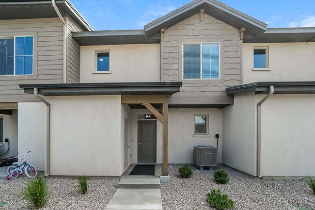 Foto frontal 8 Plex - Summit Springs Townhomes