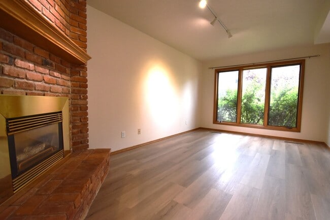 Building Photo - New paint and flooring! Spacious and inviting 3-bedroom, 2.5-bath condo.