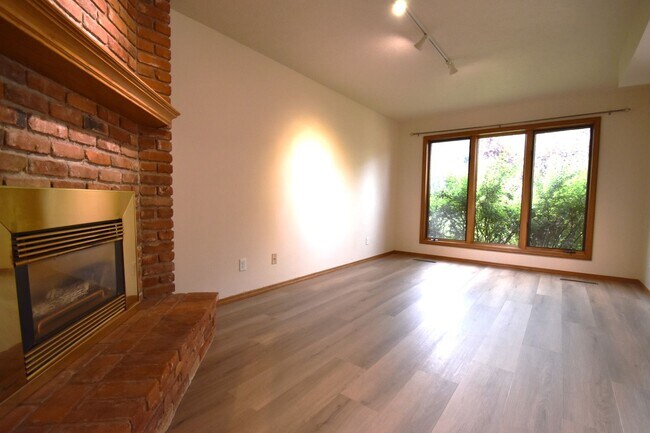 Foto del edificio - New paint and flooring! Spacious and inviting 3-bedroom, 2.5-bath condo.