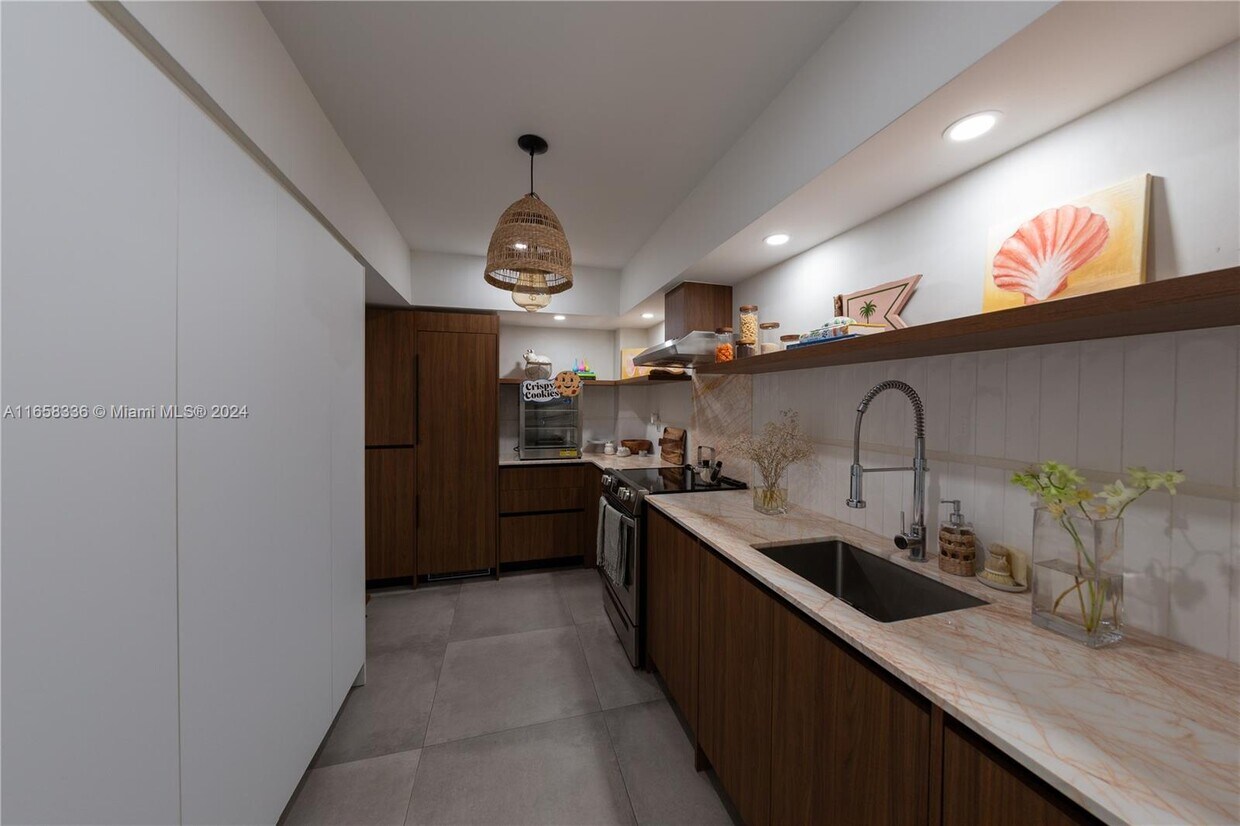 Foto principal - 90 Edgewater Dr