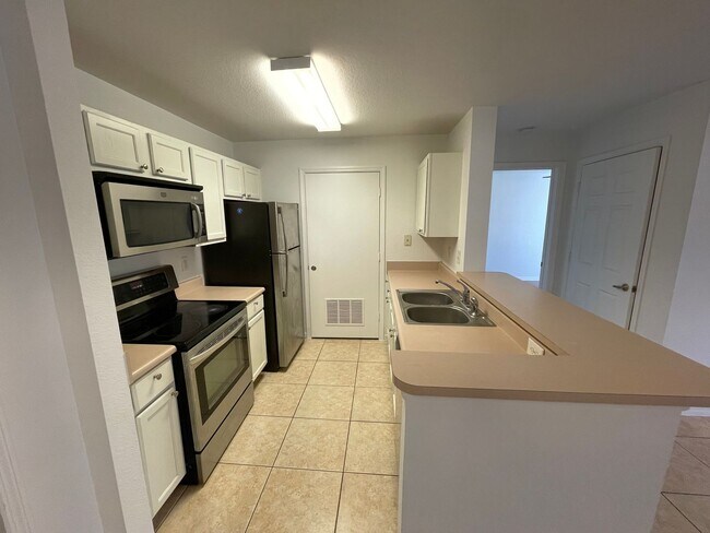 Foto del edificio - ANNUAL RENTAL - VANDERBILT PLACE-CAMDEN COVE 2 BED 2 BATH