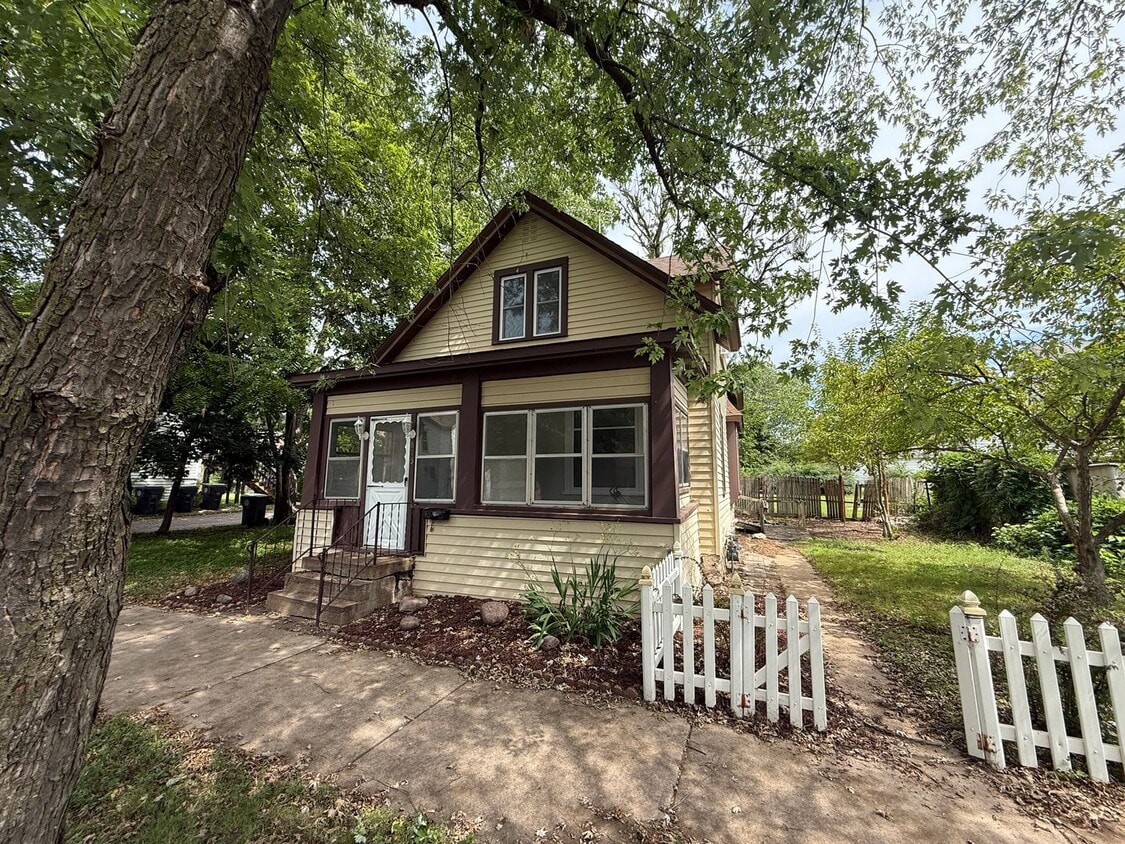 Foto principal - Spacious 4-Bedroom Home in the Heart of La...