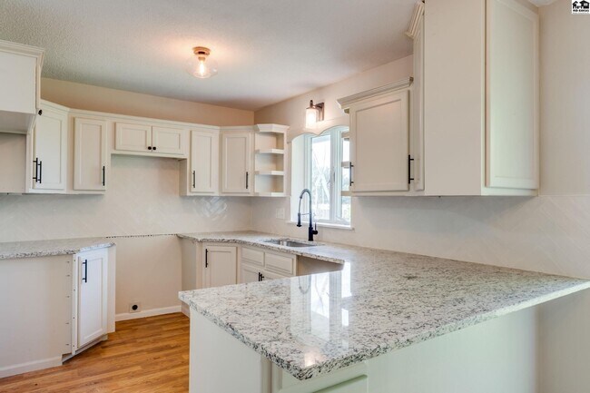 Foto del edificio - 915 Wheatland Dr