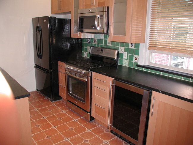 Fully loaded modern kitchen - 3720 Hamilton St
