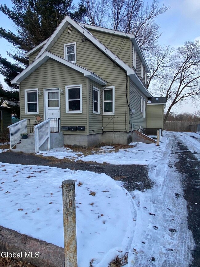 Building Photo - 18 Lily St