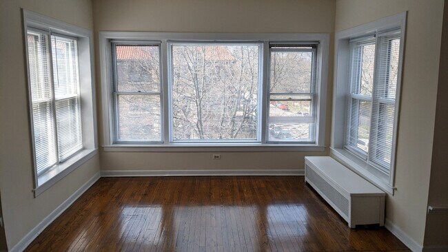 Livng Room Sun Porch - 623 Sheridan Rd