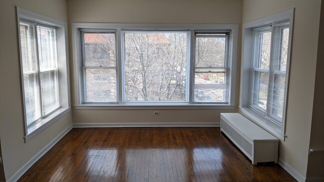 Livng Room Sun Porch - 623 Sheridan Rd