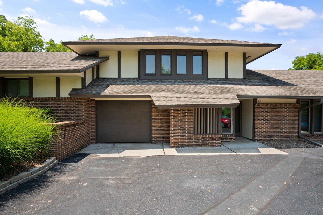 Primary Photo - 1701 N Taliesin Way