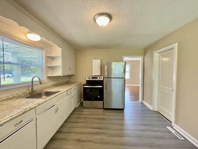 Building Photo - Updated 3 Bed, 1 Bath Nest in Fayetteville