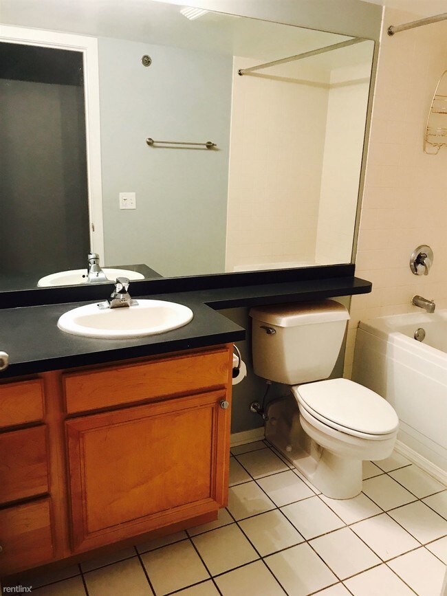 Building Photo - 1 br, 1 bath  - 500 S Clinton St Apt 745