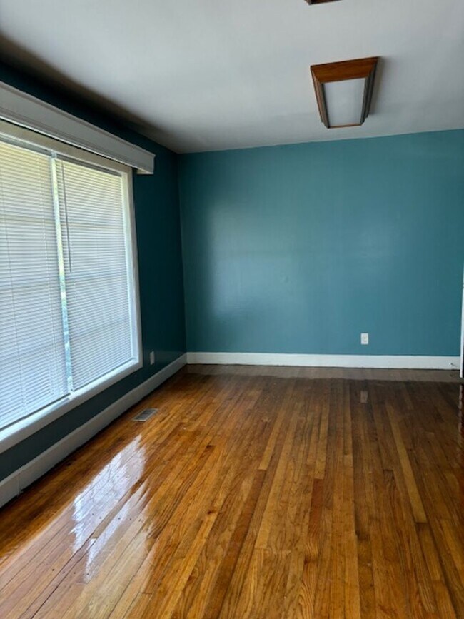 Building Photo - 3-Bedroom 1.5-bath brick home