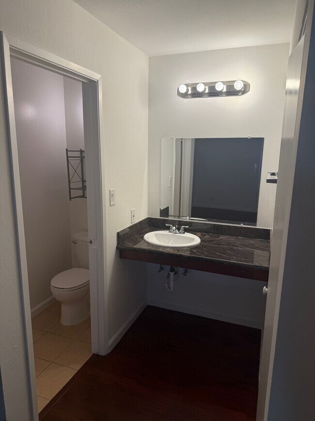 Foto del edificio - Charming 2-Bedroom Condo in Prime Walnut C...