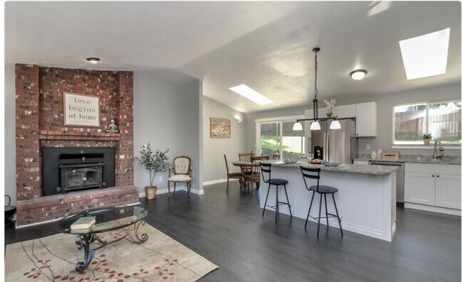 Building Photo - Beautiful 3+ bedroom home in Rainier Meadows Puyallup!!