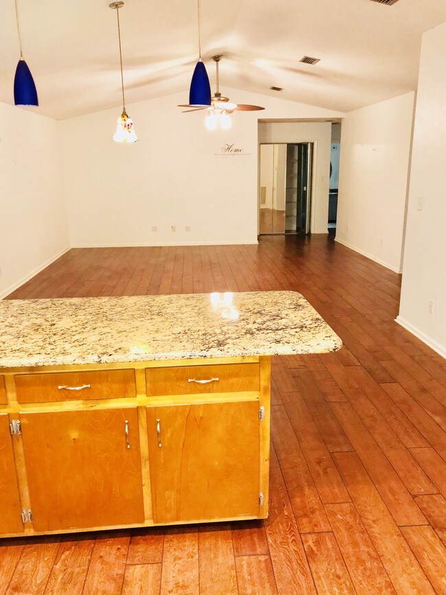 Área de comedor y habitación familiar - 10608 Lake Iamonia Dr