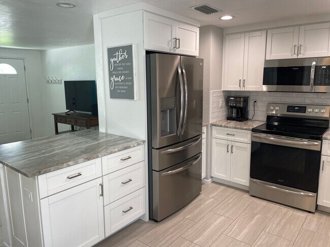 Building Photo - ANNUAL FURNISHED/UNFURNISHED 3-bedroom, 2-bathroom house in Oak Shores community