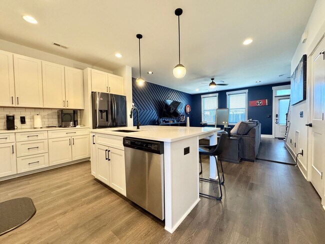 Foto del edificio - 2 Bed, 2.5 Bath Townhome with 2 Reserved Parking Spots