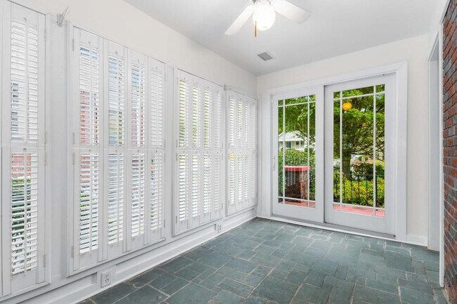 Foto del edificio - 656 Yorkshire Rd NE