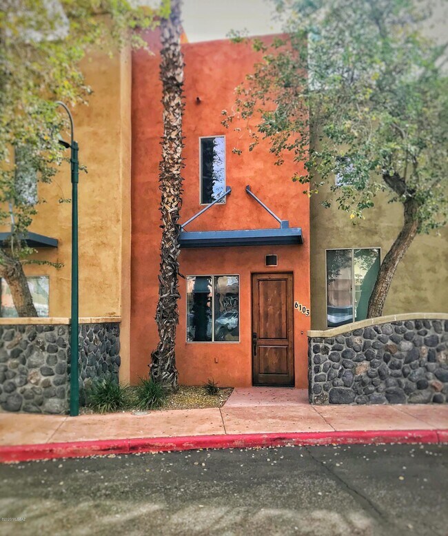 Foto del edificio - 446 N Campbell Ave