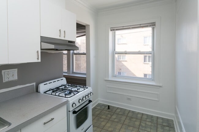 Building Photo - 5516 N Kenmore Ave