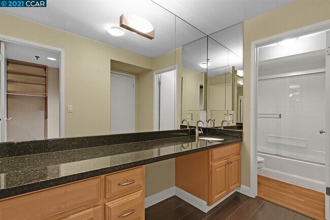 Building Photo - 2530 Oak Rd