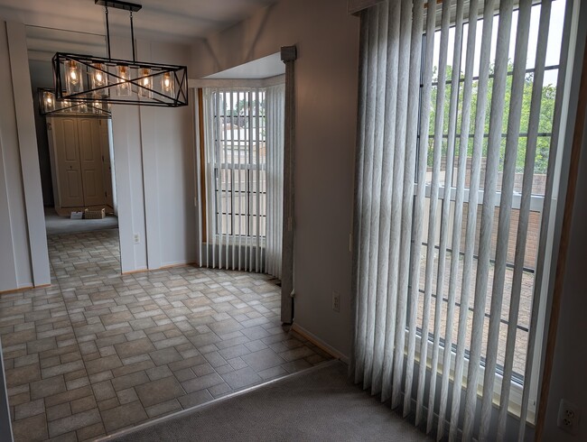 Building Photo - 38928 Country Cir