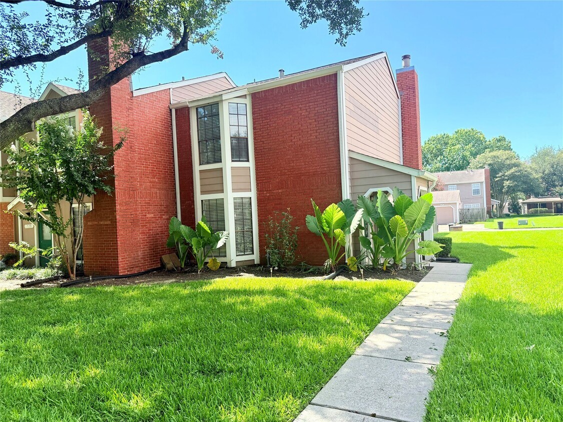 Foto principal - 17289 Saturn Ln