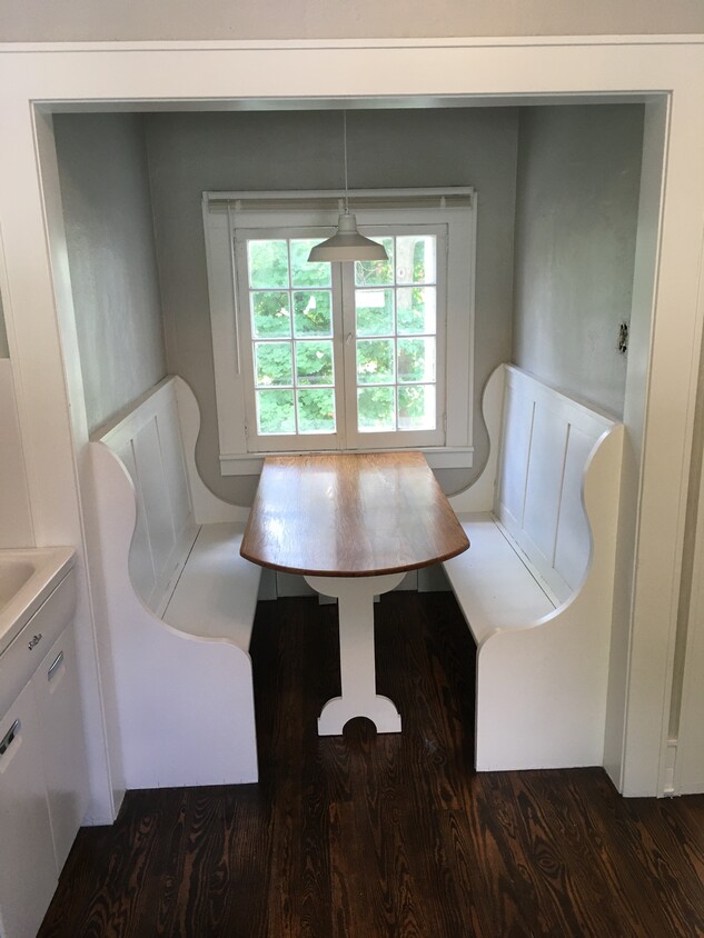 Breakfast Nook - 320 N Walnut St