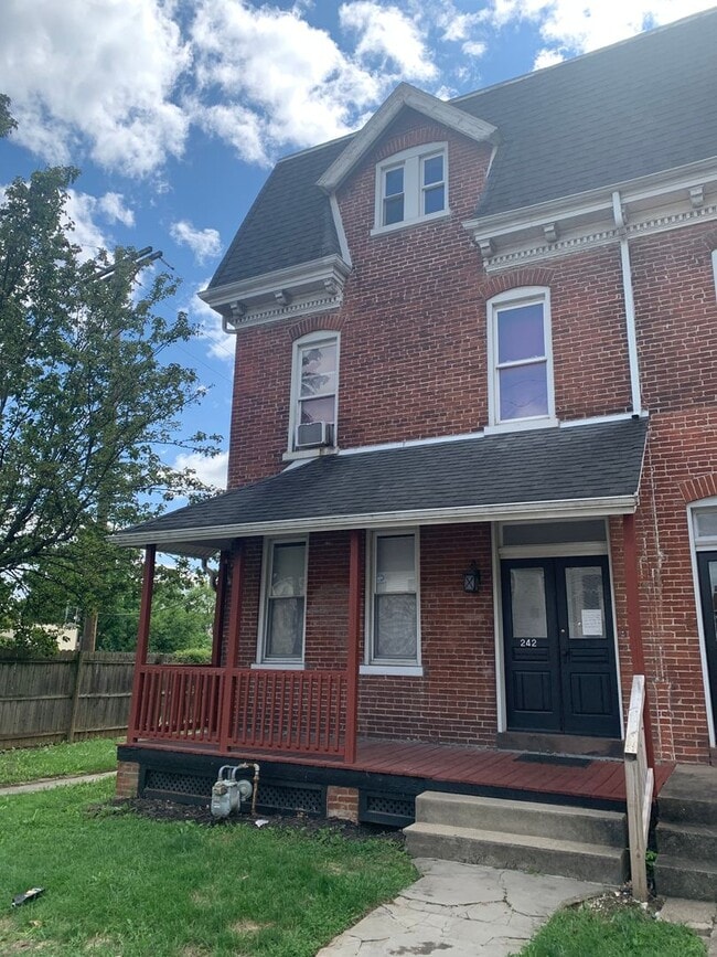 Building Photo - 242 Roosevelt Ave