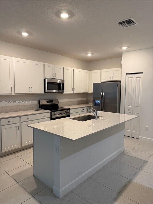 Building Photo - 4576 Hollister Ave