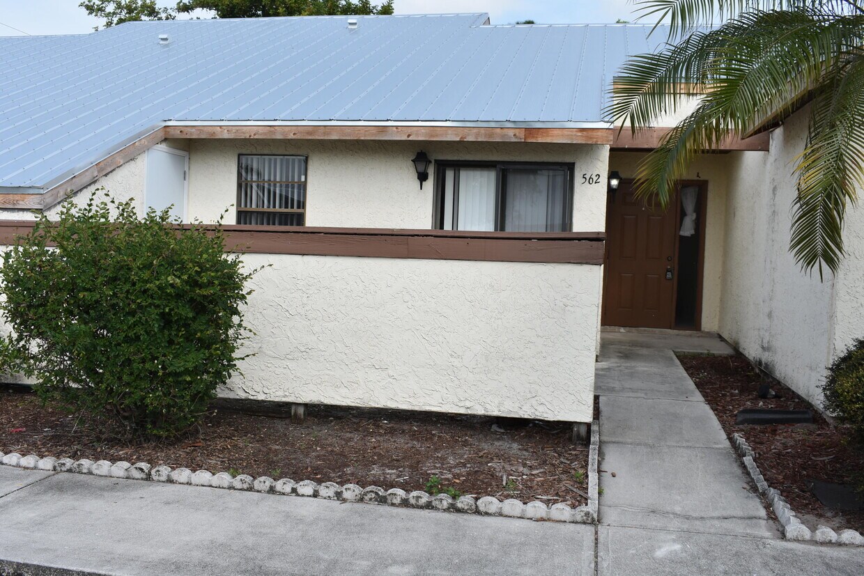 Primary Photo - 562 SW Tamworth St