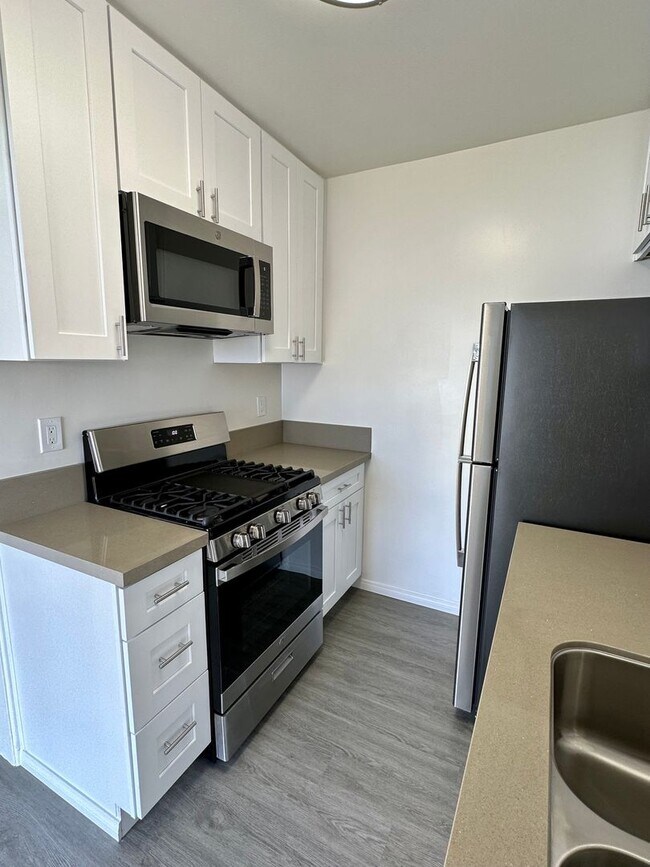 Building Photo - Remodeled 3 Bedroom 1 Bath House Located O...