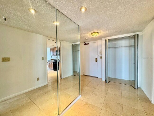 Foto del edificio - 5950 Pelican Bay Plaza S