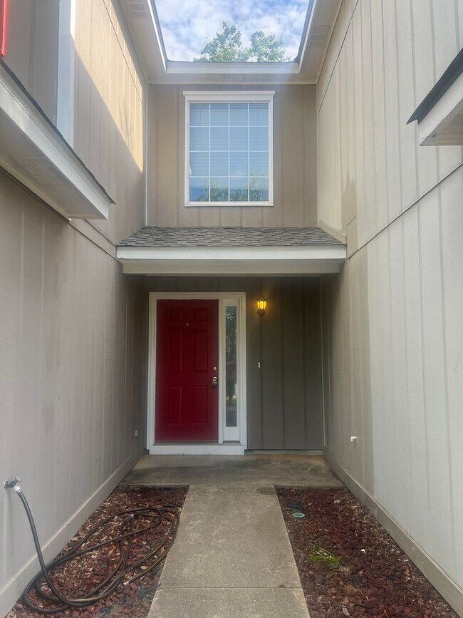 Building Photo - 102 Commons Dr