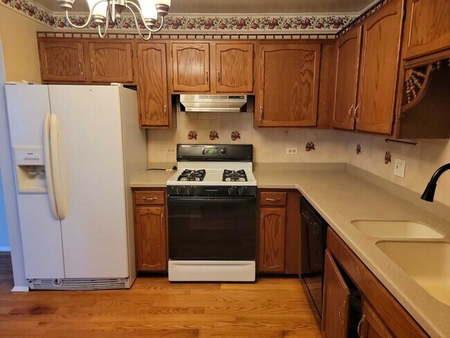 Building Photo - 877 Cross Creek Dr W