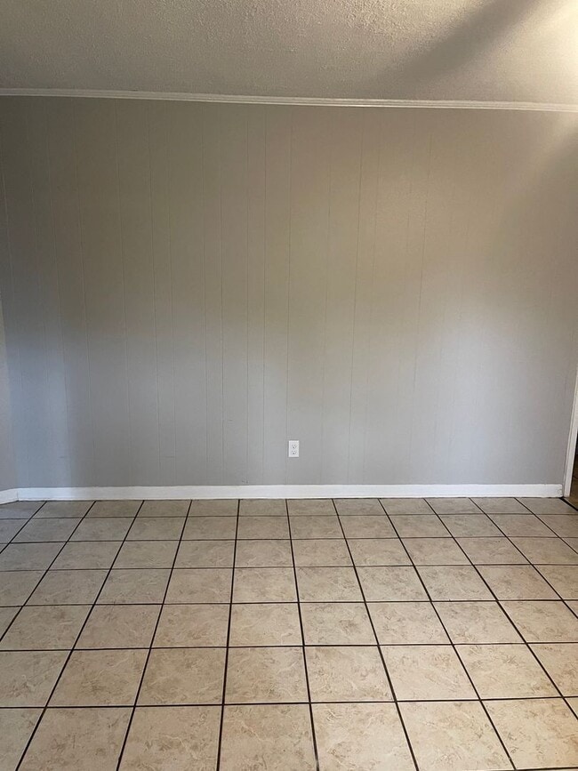 Building Photo - 2-Bedroom-1 Bath Home - $1,400/mo. - Close...