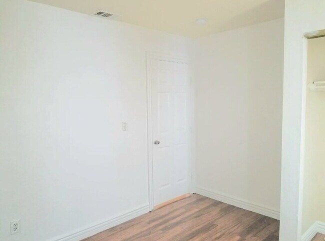 Building Photo - 844 W 54th St