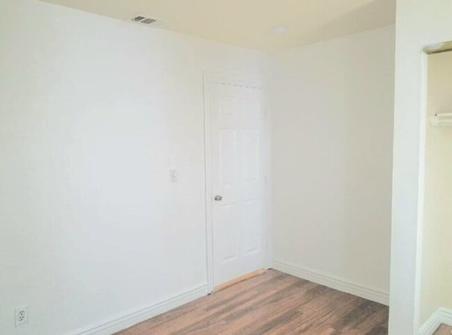 Foto del edificio - 844 W 54th St