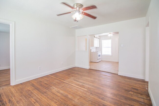 Foto del edificio - updated 3 bedroom 1 bathroom 2 car garage