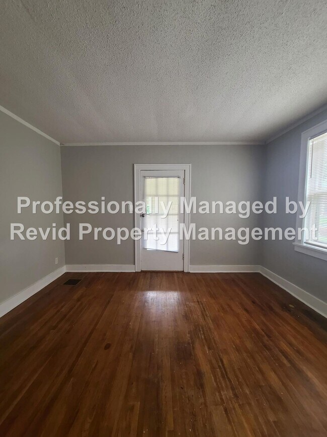 Building Photo - Large upstairs apartment in Midtown!
