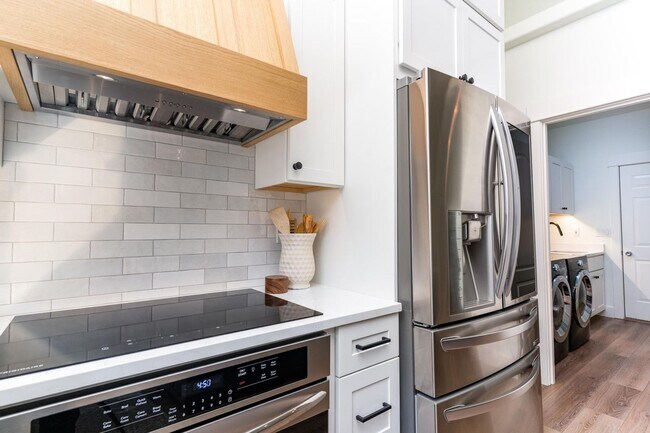 Foto del edificio - Prime Bend Location: Spacious 3-Bedroom, 2...