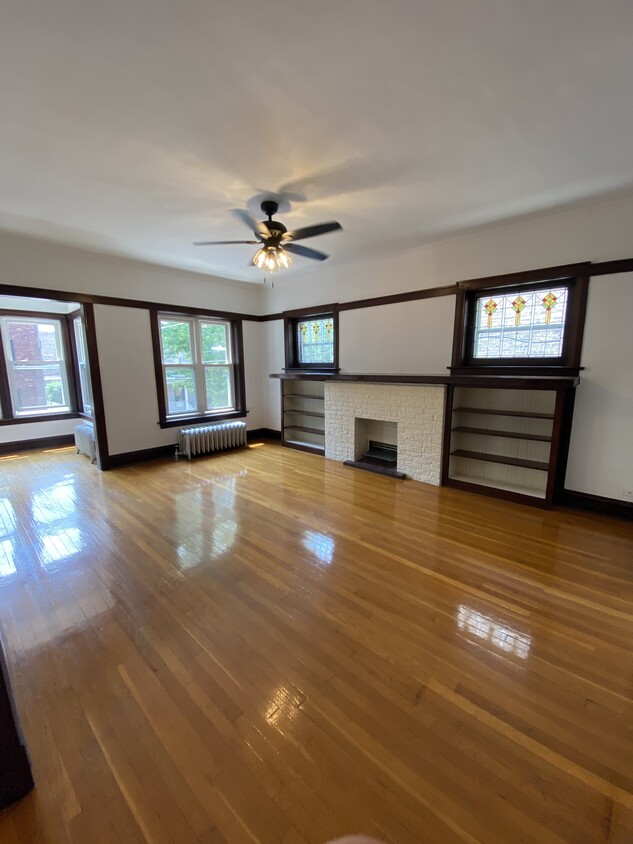 Living Room with decorative fireplace - 1410 W Berwyn Ave